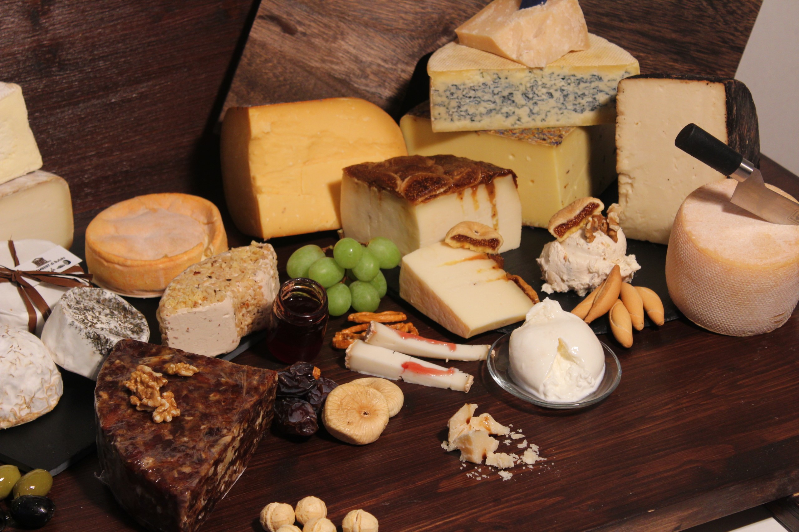 Tisch mit verschiedenem Käse